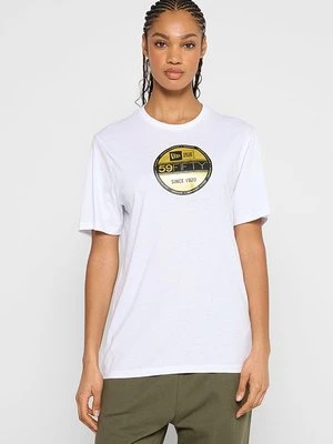 T-shirt z nadrukiem new era