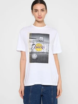 T-shirt z nadrukiem new era