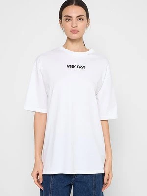 T-shirt z nadrukiem new era