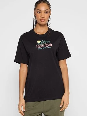 T-shirt z nadrukiem new era