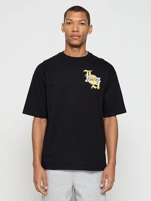 T-shirt z nadrukiem new era