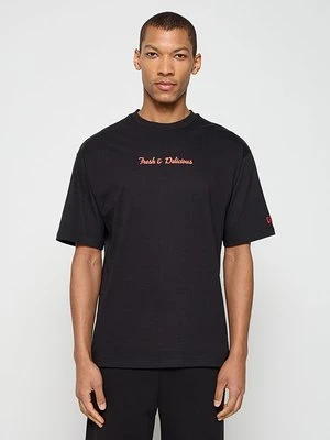 T-shirt z nadrukiem new era