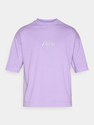 T-shirt z nadrukiem new era