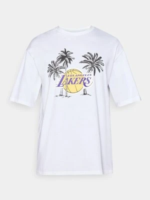 T-shirt z nadrukiem new era