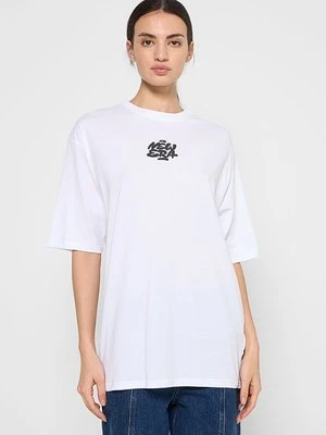 T-shirt z nadrukiem new era