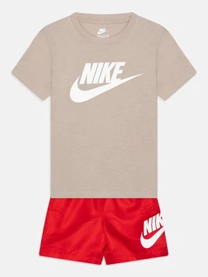T-shirt z nadrukiem Nike czerwony