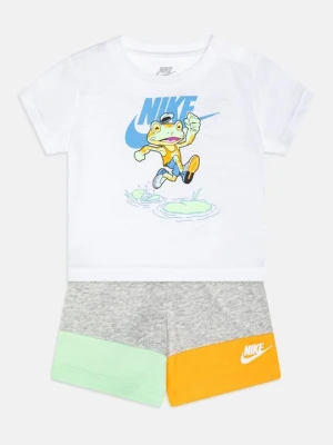 T-shirt z nadrukiem Nike jasnoszary