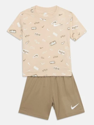 T-shirt z nadrukiem Nike khaki