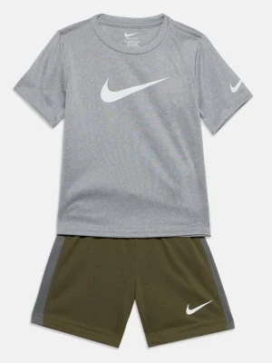 T-shirt z nadrukiem Nike oliwkowy