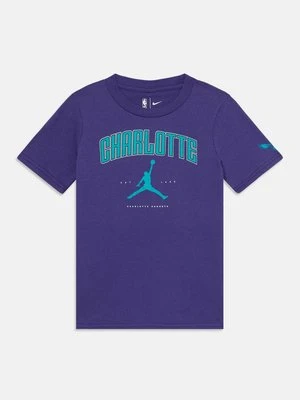 T-shirt z nadrukiem Nike Performance