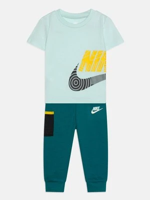 T-shirt z nadrukiem Nike Sportswear