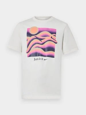 T-shirt z nadrukiem Nike Sportswear