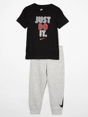 T-shirt z nadrukiem Nike Sportswear