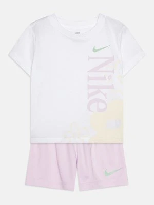 T-shirt z nadrukiem Nike Sportswear