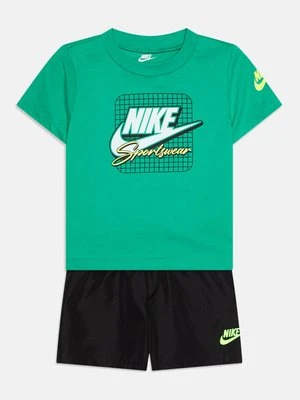 T-shirt z nadrukiem Nike Sportswear