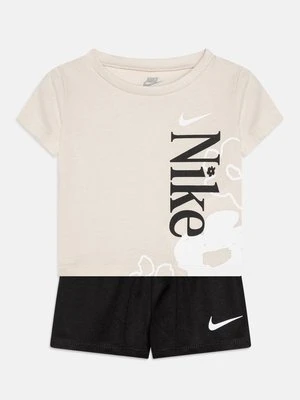 T-shirt z nadrukiem Nike Sportswear