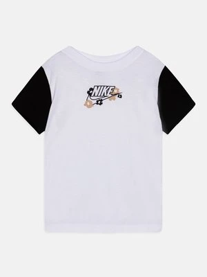 T-shirt z nadrukiem Nike biały