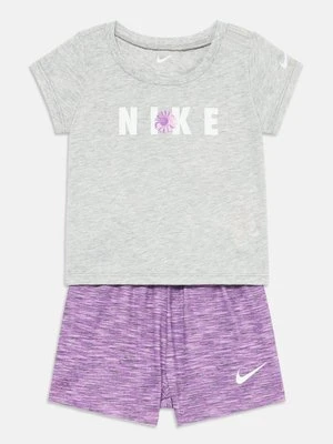 T-shirt z nadrukiem Nike Sportswear