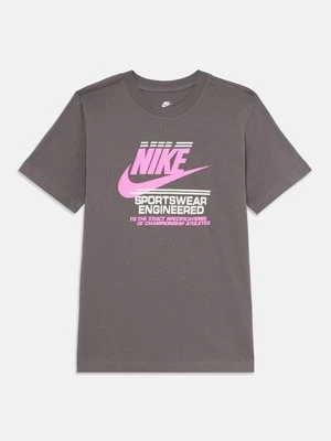 T-shirt z nadrukiem Nike Sportswear