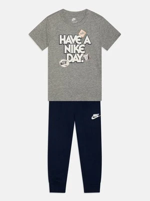 T-shirt z nadrukiem Nike Sportswear