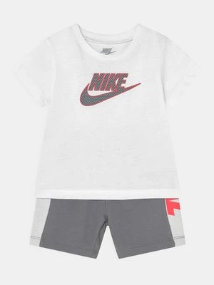 T-shirt z nadrukiem Nike szary
