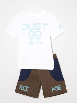 T-shirt z nadrukiem Nike khaki