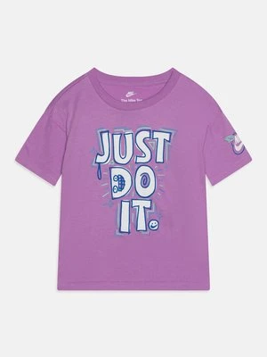 T-shirt z nadrukiem Nike Sportswear