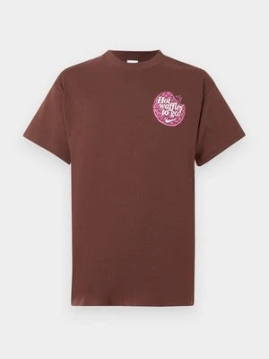 T-shirt z nadrukiem Nike brązowy