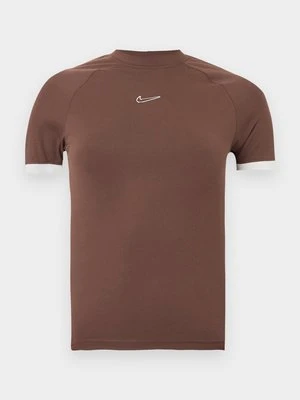 T-shirt basic Nike brązowy