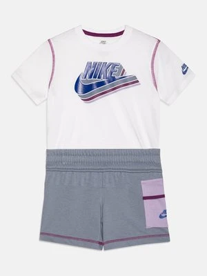 T-shirt z nadrukiem Nike szary