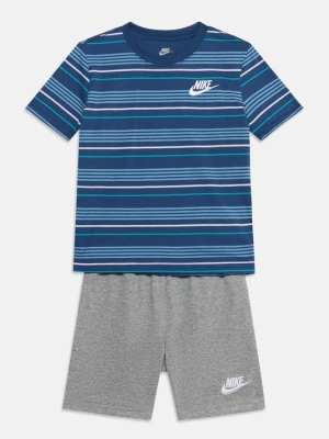 T-shirt z nadrukiem Nike szary