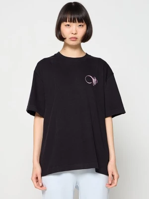 T-shirt z nadrukiem On jagodowy