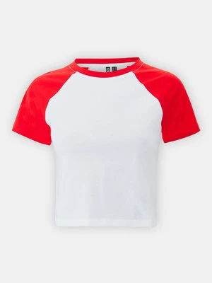 T-shirt z nadrukiem Pieces
