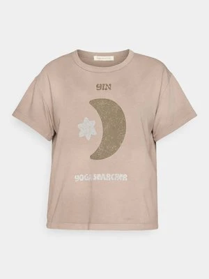 T-shirt z nadrukiem Yogasearcher