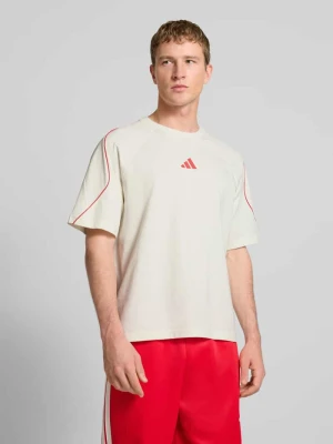 T-shirt z nadrukiem etykiety adidas Sportswear