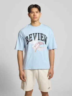 t-shirt z nadrukiem z logo i motywem REVIEW
