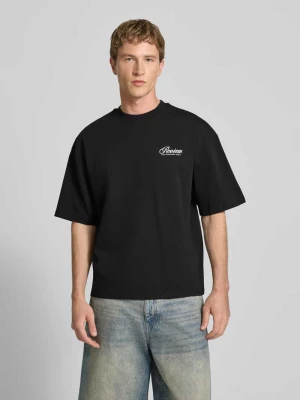 t-shirt z nadrukiem z logo i nadrukiem z napisem REVIEW