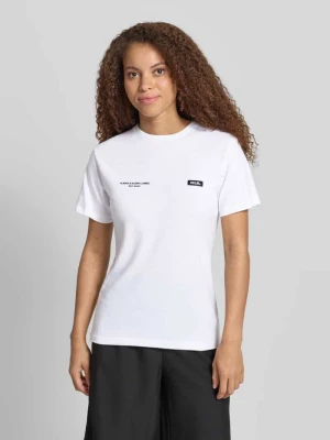 t-shirt z nadrukiem z logo i naszywką z logo Karo Kauer
