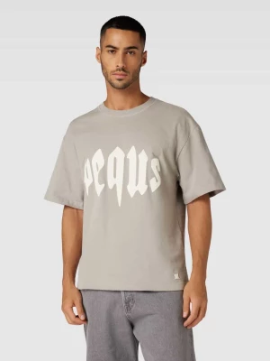 T-shirt z nadrukiem z logo PEQUS