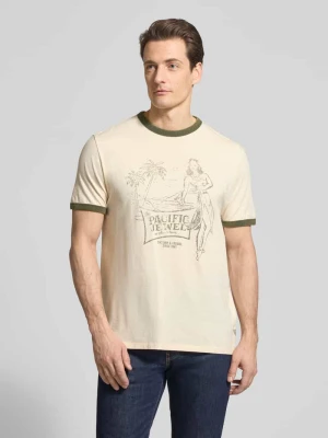 T-shirt z nadrukiem z motywem Model 'NO PLAN TO LEAVE' Guess Złamany biały