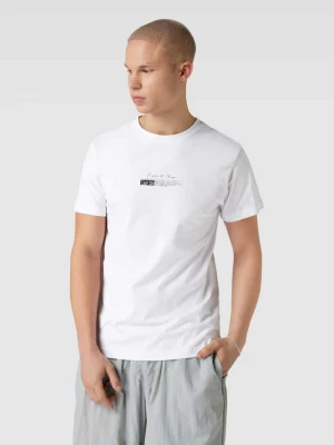 T-shirt z nadrukiem z motywem z tyłu model ‘Become the Change’ mister tee
