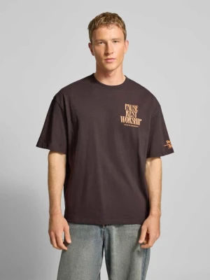 T-shirt z nadrukiem z napisem i okrągłym dekoltem DEUS EX MACHINA