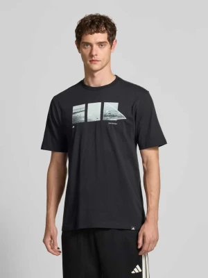 T-shirt z nadrukowanym motywem ADIDAS SPORTSWEAR