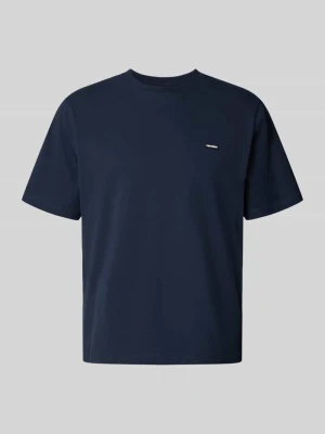 t-shirt z naszywką z logo i okrągłym dekoltem REVIEW