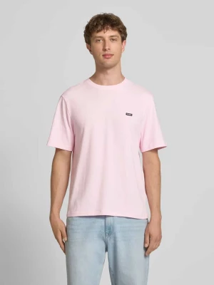 t-shirt z naszywką z logo i okrągłym dekoltem REVIEW Fuksjowy