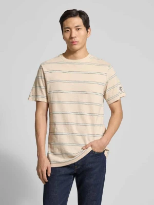 t-shirt z okrągłym dekoltem i naszywką z logo Guess