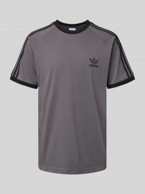 T-shirt z okrągłym dekoltem i wyhaftowanym logo adidas Originals