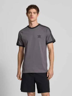 T-shirt z okrągłym dekoltem i wyhaftowanym logo adidas Originals