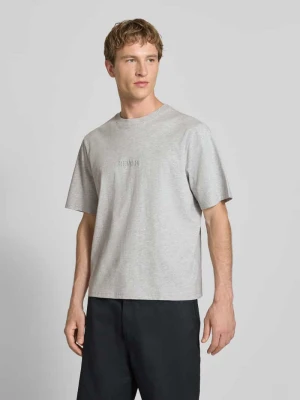 T-shirt z okrągłym dekoltem i wyhaftowanym logo REVIEW