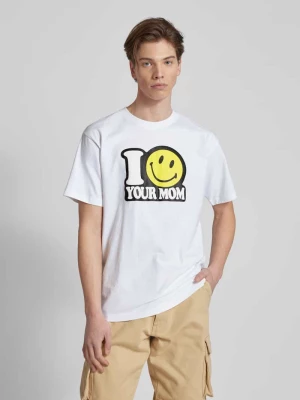 T-shirt z okrągłym dekoltem model ‘SMILEY YOUR MOM’ MARKET